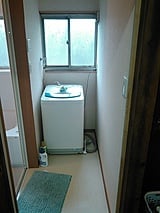 脱衣所　after　床を直しそして手洗い器は洗面化粧台に交換そして廊下に移設することにより、脱衣スペースが広がりました。